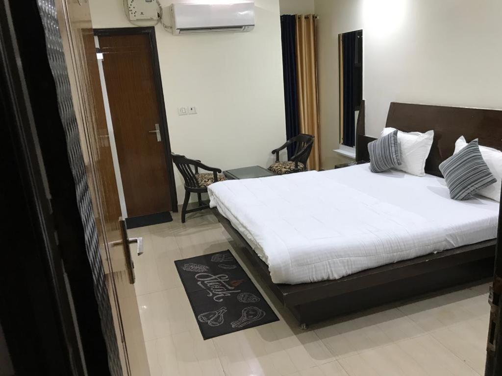 Adb Rooms Udhav Palace Нью-Дели Экстерьер фото